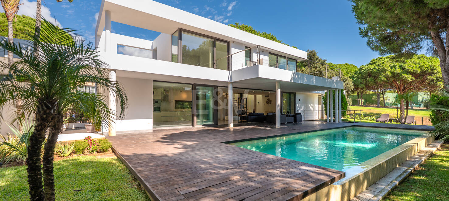 Contemporain Élégance: Villa élégante au Golf avec piscine et conception ouverte