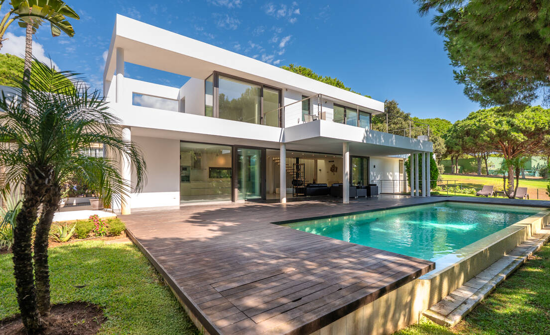 Zeitgenössische Eleganz: Stilvolle Villa am Golfplatz mit Pool und offenem Grundriss