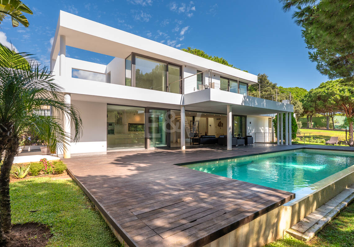 Contemporain Élégance: Villa élégante au Golf avec piscine et conception ouverte