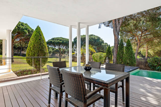 Contemporary Elegance: Stylish Villa at the Golf with Pool and Open-Plan Design