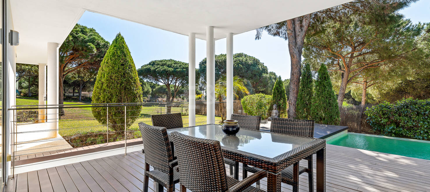 Contemporain Élégance: Villa élégante au Golf avec piscine et conception ouverte