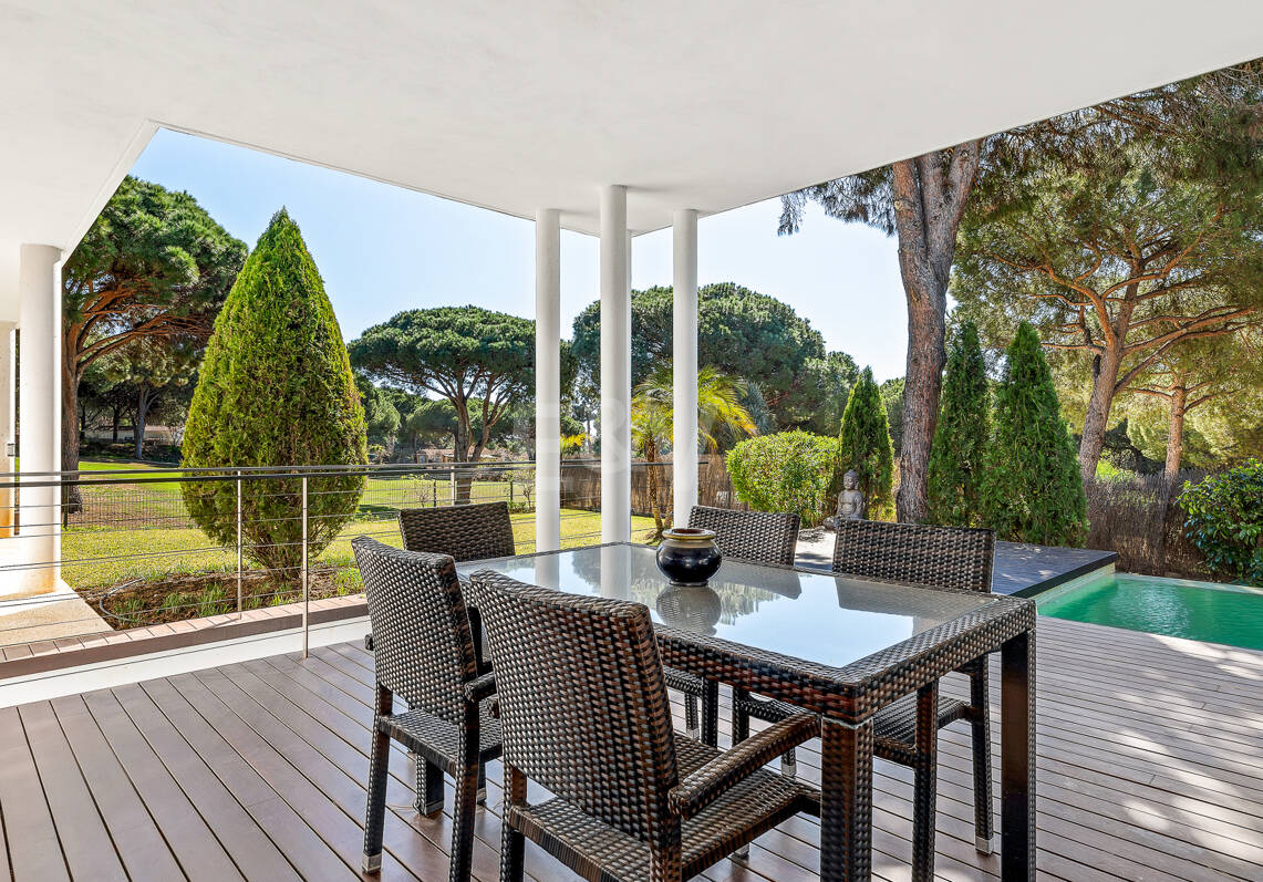 Contemporain Élégance: Villa élégante au Golf avec piscine et conception ouverte