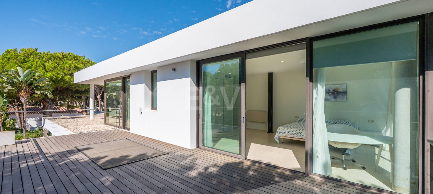 Contemporain Élégance: Villa élégante au Golf avec piscine et conception ouverte