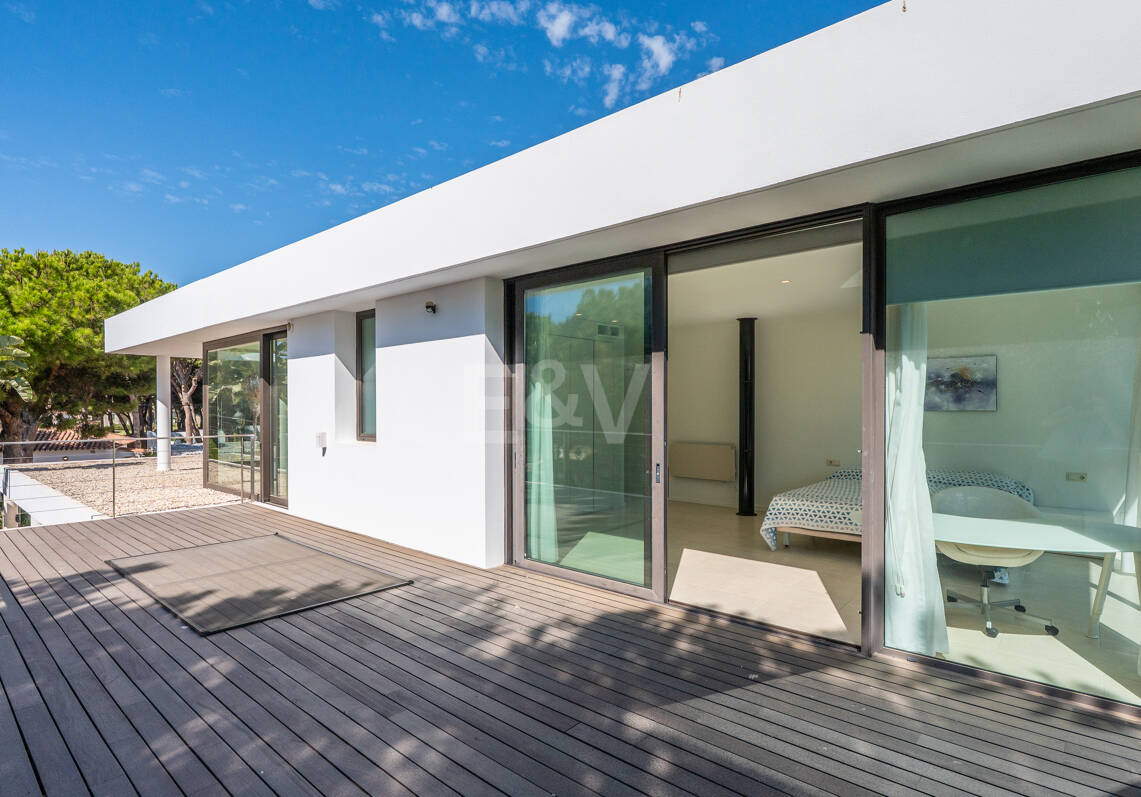 Contemporain Élégance: Villa élégante au Golf avec piscine et conception ouverte