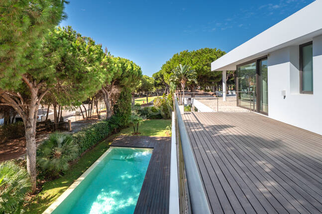 Contemporary Elegance: Stylish Villa at the Golf with Pool and Open-Plan Design