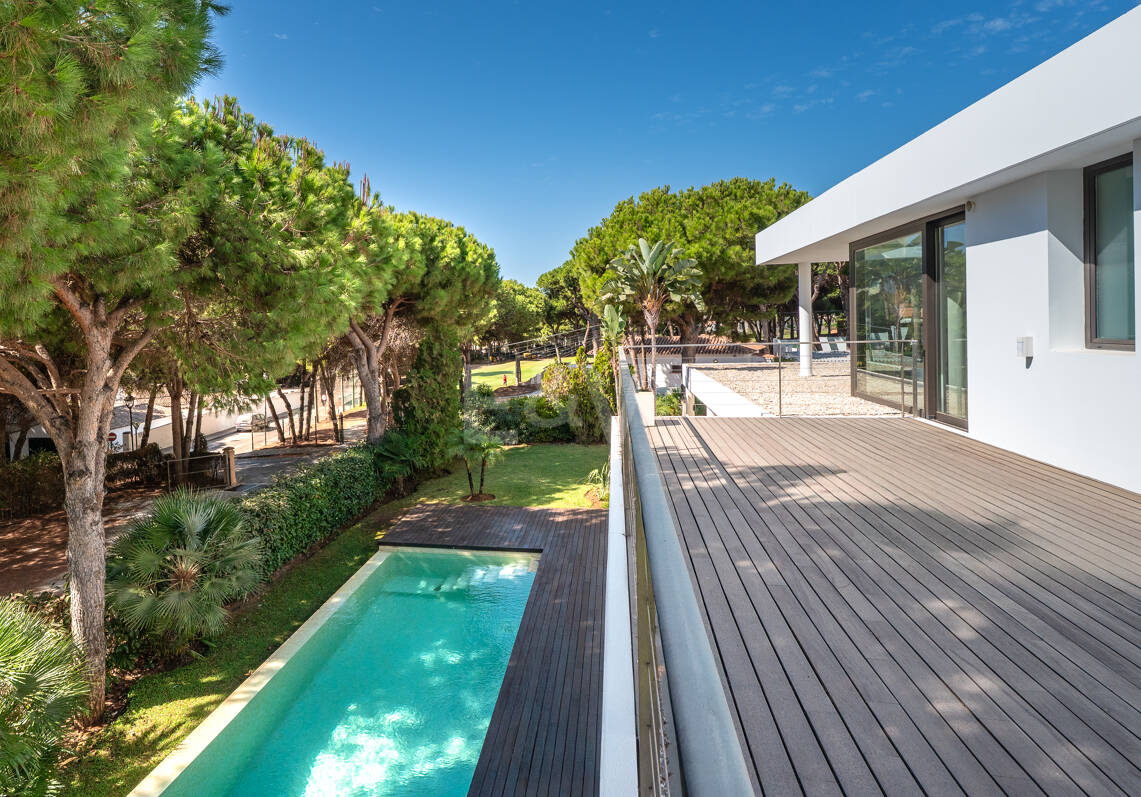 Contemporain Élégance: Villa élégante au Golf avec piscine et conception ouverte