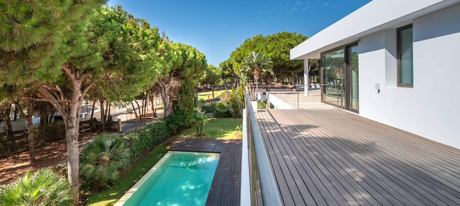 Contemporain Élégance: Villa élégante au Golf avec piscine et conception ouverte
