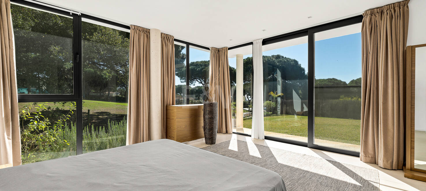 Contemporain Élégance: Villa élégante au Golf avec piscine et conception ouverte