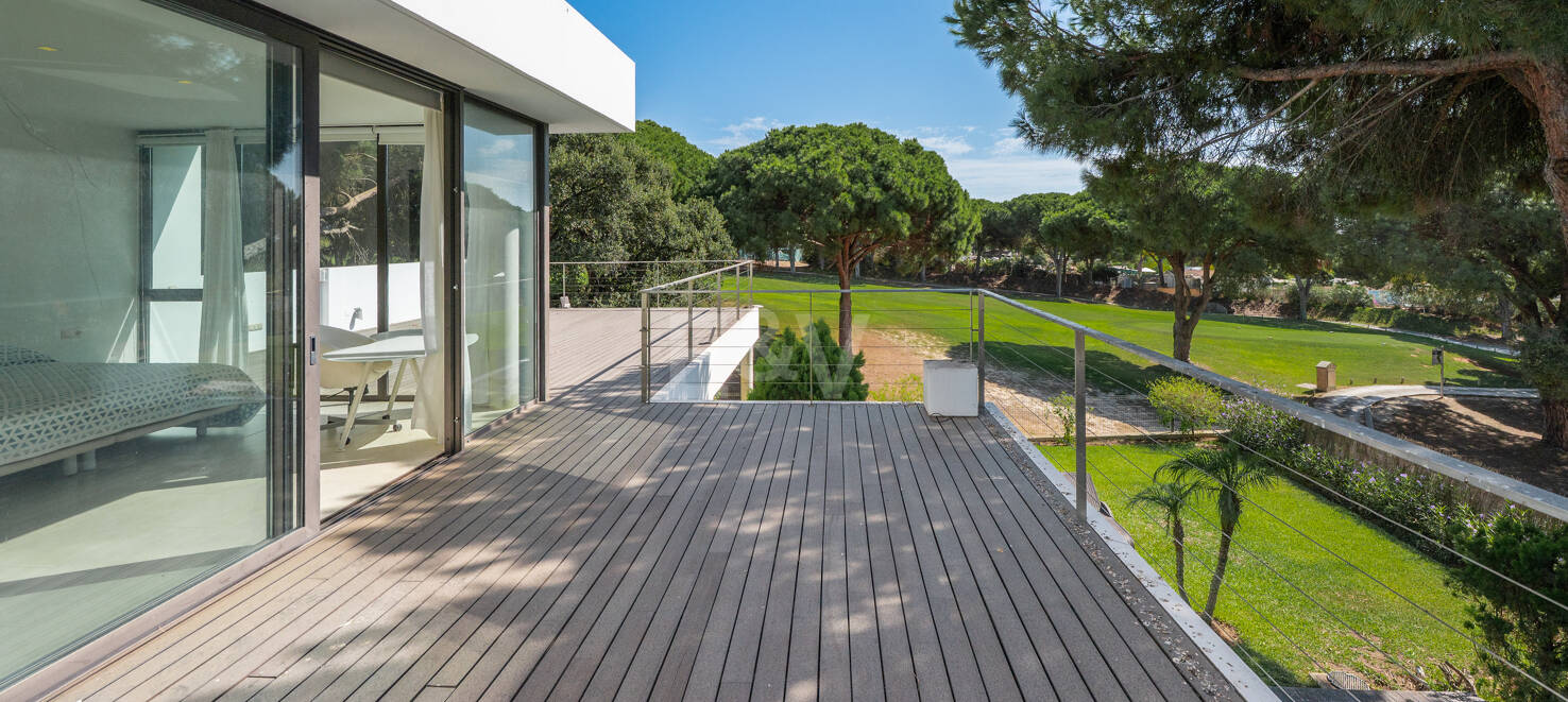 Contemporain Élégance: Villa élégante au Golf avec piscine et conception ouverte