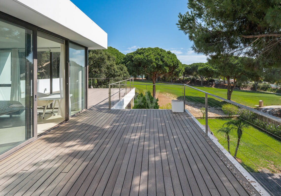 Contemporain Élégance: Villa élégante au Golf avec piscine et conception ouverte