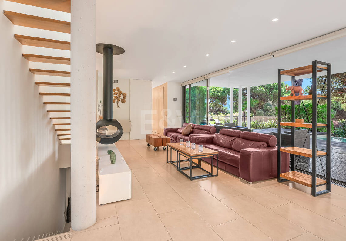 Contemporain Élégance: Villa élégante au Golf avec piscine et conception ouverte