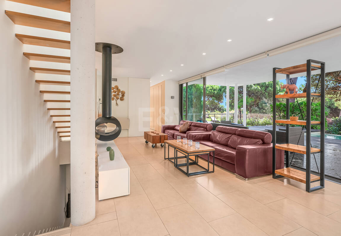 Contemporary Elegance: Stylish Villa at the Golf with Pool and Open-Plan Design