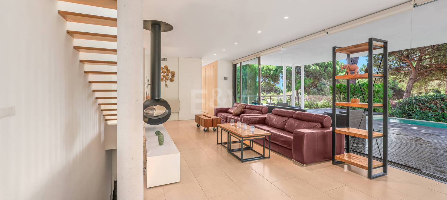 Contemporain Élégance: Villa élégante au Golf avec piscine et conception ouverte