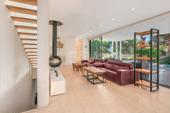 Contemporary Elegance: Stylish Villa at the Golf with Pool and Open-Plan Design