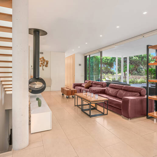 Contemporain Élégance: Villa élégante au Golf avec piscine et conception ouverte