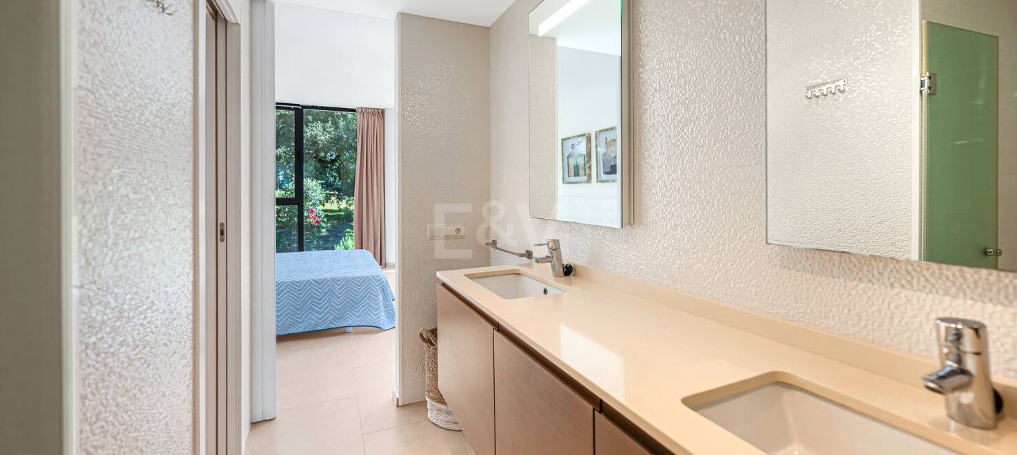 Contemporain Élégance: Villa élégante au Golf avec piscine et conception ouverte