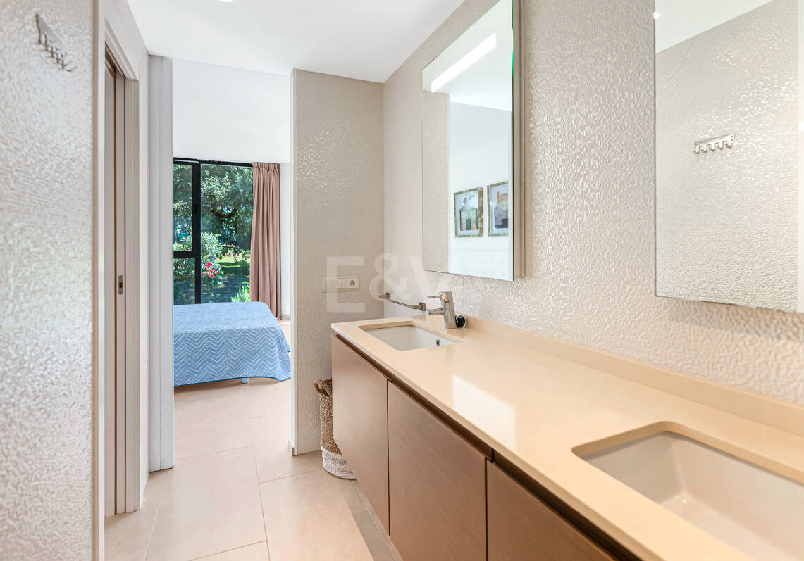Contemporain Élégance: Villa élégante au Golf avec piscine et conception ouverte