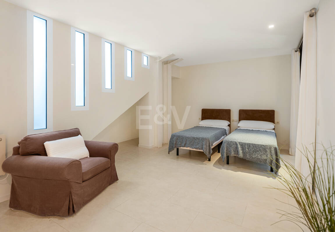 Contemporary Elegance: Stylish Villa at the Golf with Pool and Open-Plan Design