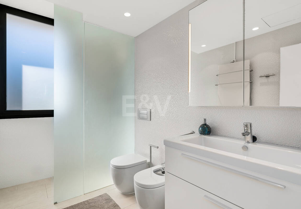 Contemporary Elegance: Stylish Villa at the Golf with Pool and Open-Plan Design