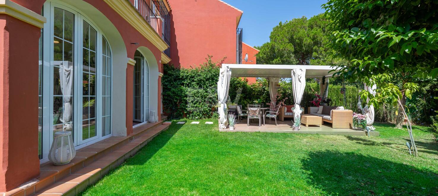 Frontline Golf Corner House avec jardin privé dans la communauté prestigieuse