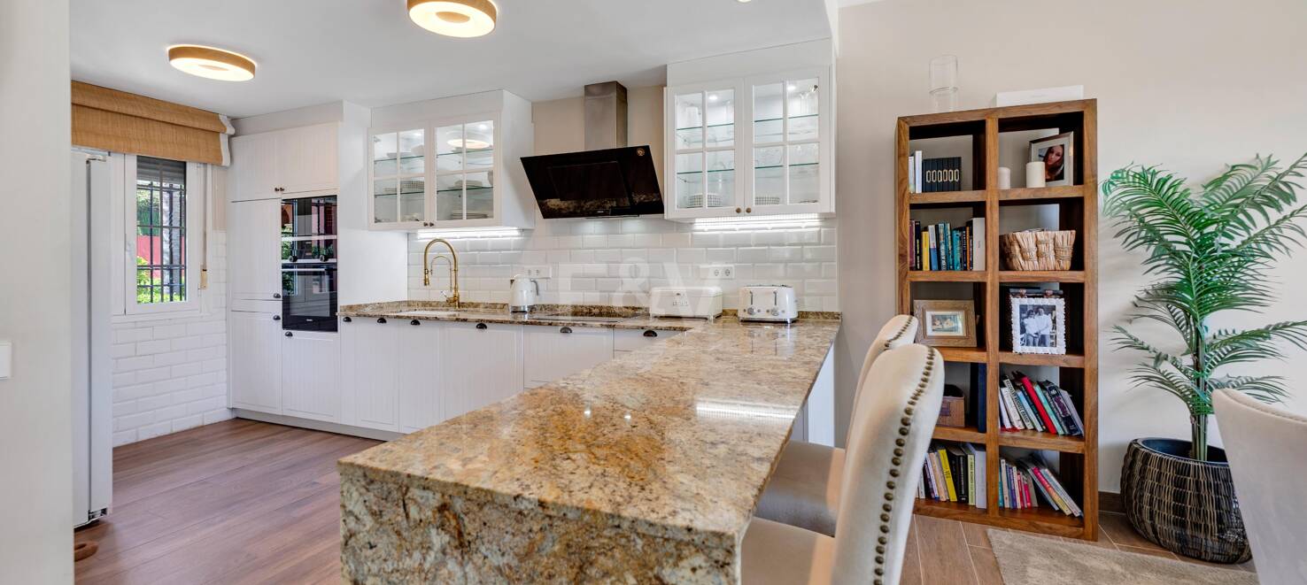 Frontline Golf Corner House avec jardin privé dans la communauté prestigieuse