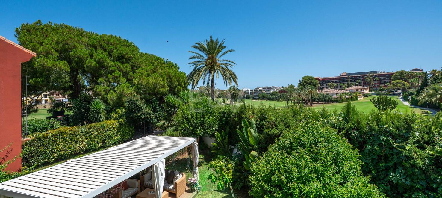 Frontline Golf Corner House avec jardin privé dans la communauté prestigieuse