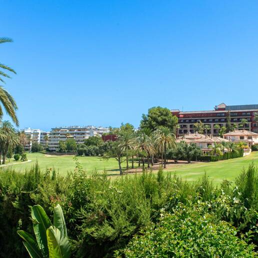 Frontline Golf Corner House avec jardin privé dans la communauté prestigieuse