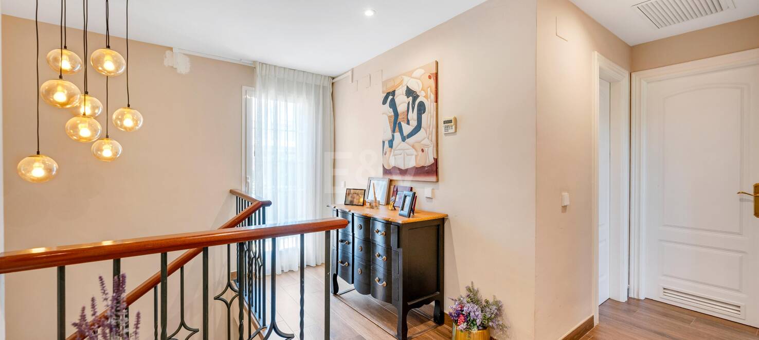 Frontline Golf Corner House avec jardin privé dans la communauté prestigieuse