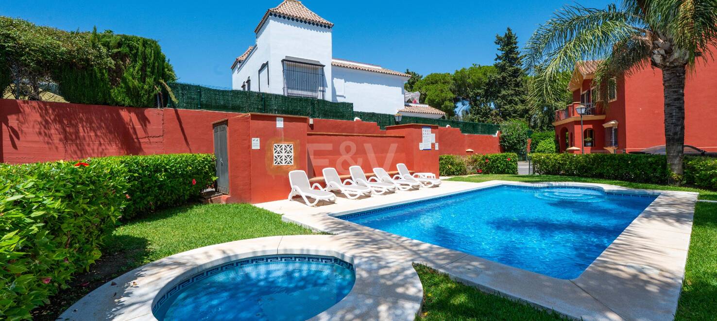 Frontline Golf Corner House avec jardin privé dans la communauté prestigieuse