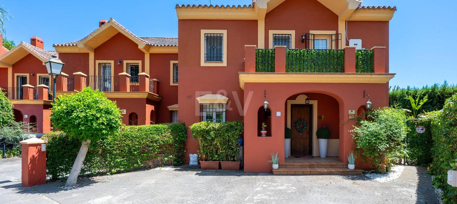 Frontline Golf Corner House avec jardin privé dans la communauté prestigieuse