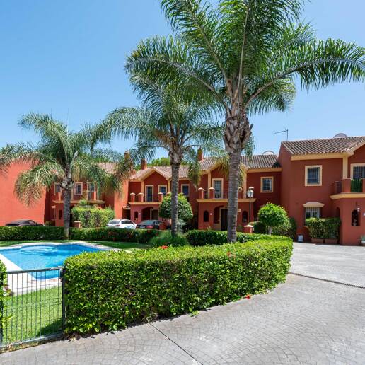 Frontline Golf Corner House avec jardin privé dans la communauté prestigieuse