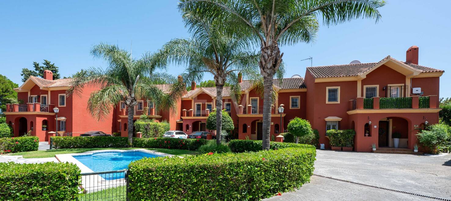 Frontline Golf Corner House avec jardin privé dans la communauté prestigieuse