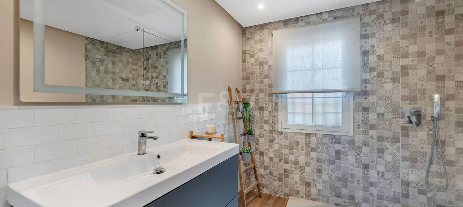 Frontline Golf Corner House avec jardin privé dans la communauté prestigieuse