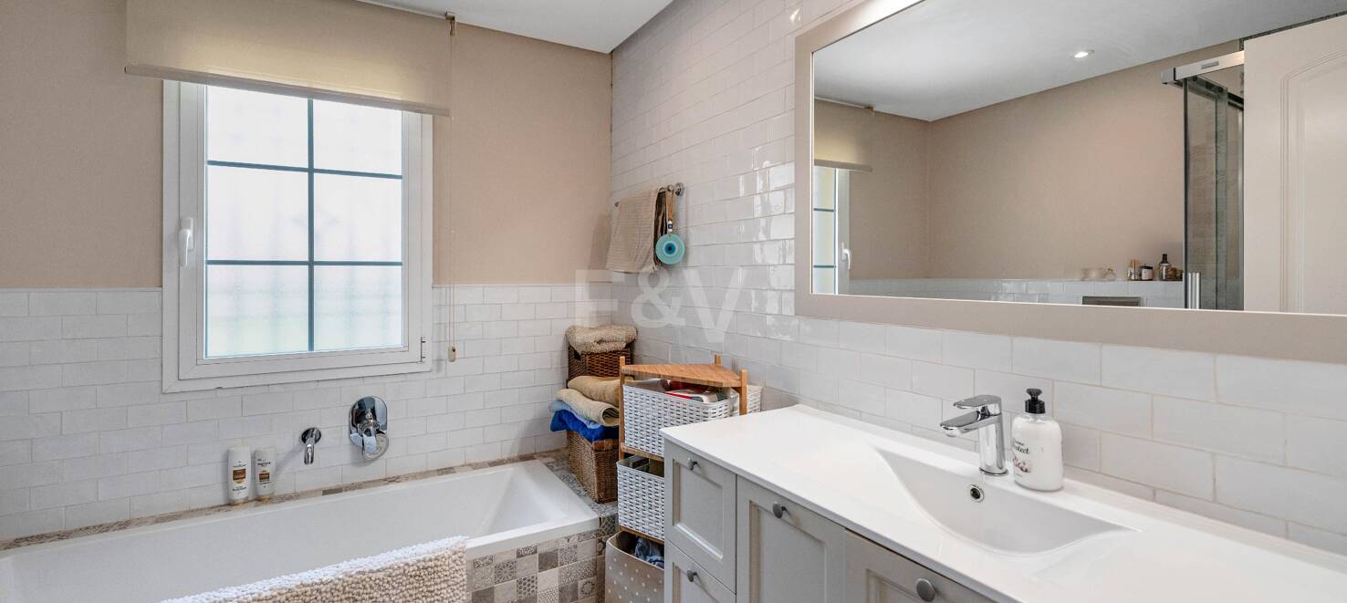 Frontline Golf Corner House avec jardin privé dans la communauté prestigieuse