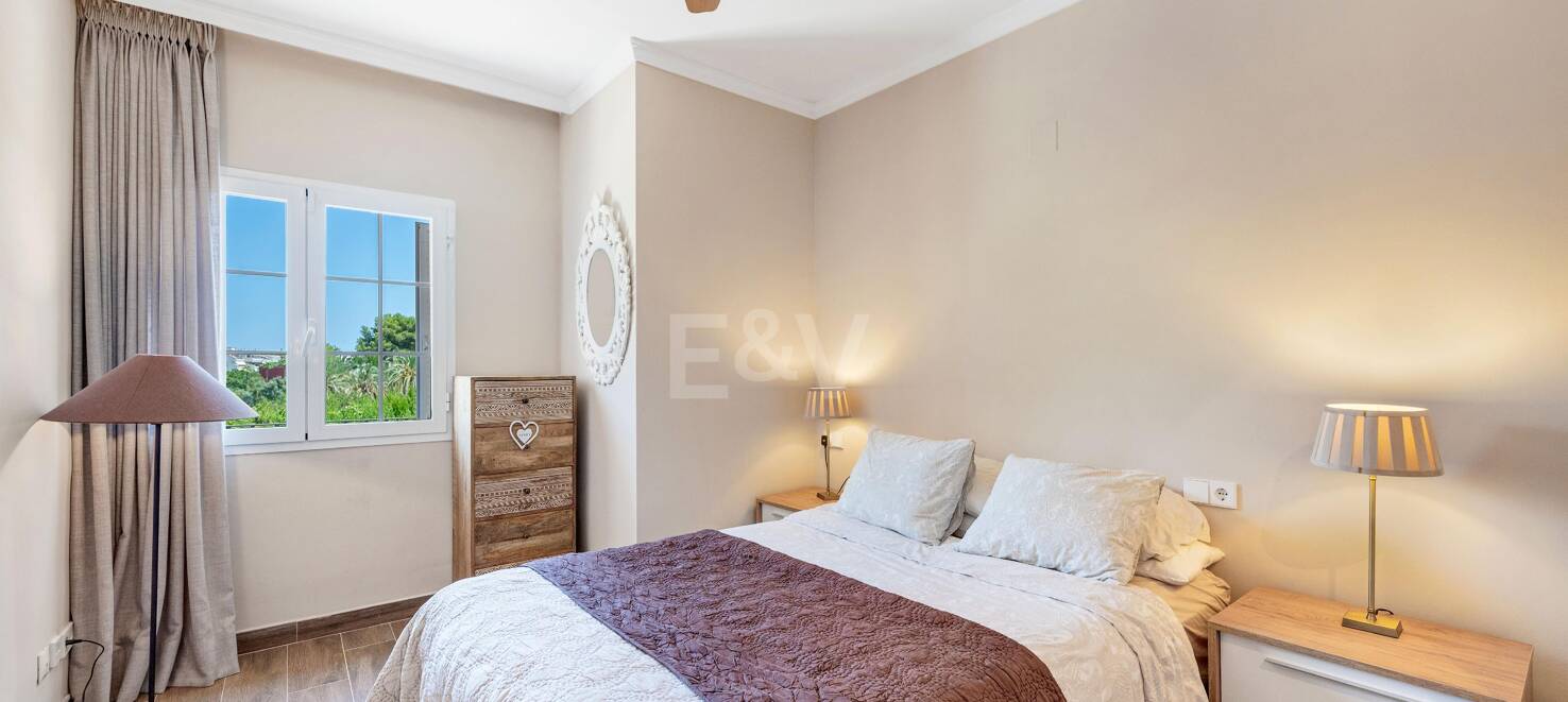 Frontline Golf Corner House avec jardin privé dans la communauté prestigieuse