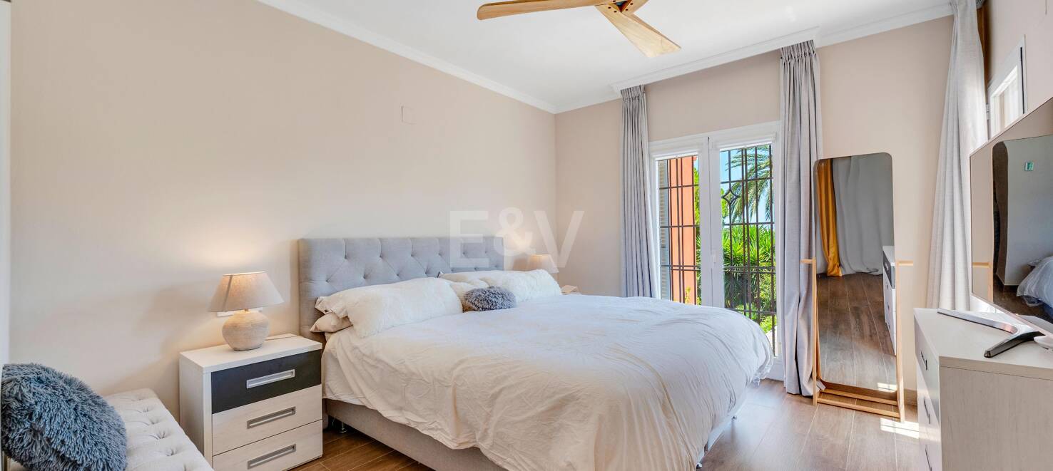 Frontline Golf Corner House avec jardin privé dans la communauté prestigieuse