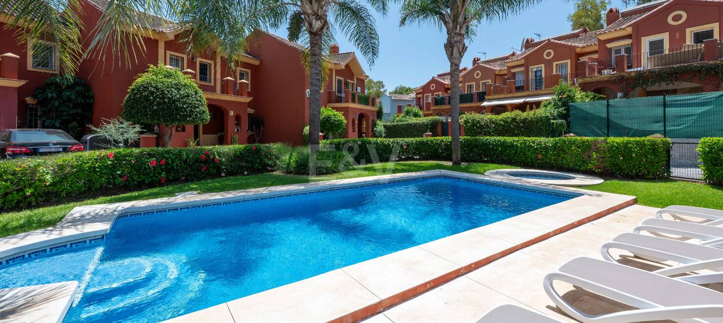 Frontline Golf Corner House avec jardin privé dans la communauté prestigieuse