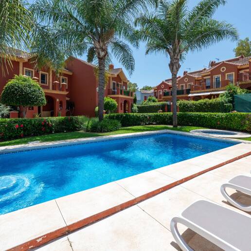 Frontline Golf Corner House avec jardin privé dans la communauté prestigieuse