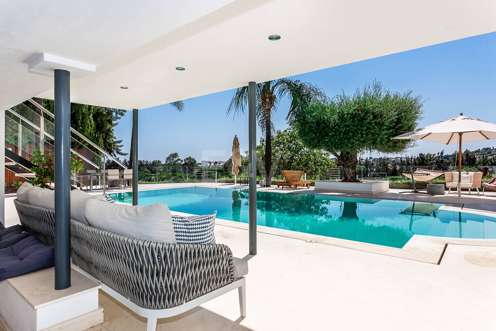 Zeitgenössische Golfvilla in Erster Linie mit Meerblick in Privater Wohnanlage