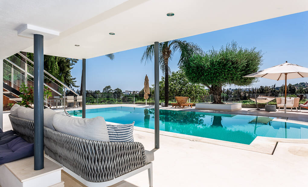 Contemporary Frontline Golf Villa with Sea Views in Gated Community