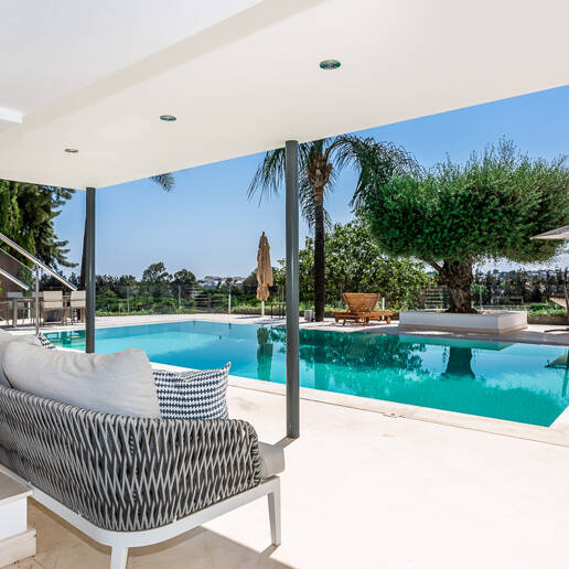 Villa de golf en front de ligne contemporaine avec vue sur la mer dans la communautéated