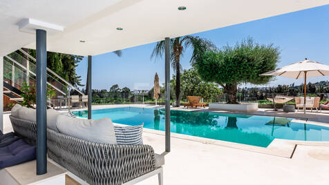 Villa de golf en front de ligne contemporaine avec vue sur la mer dans la communautéated