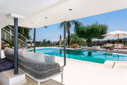 Zeitgenössische Golfvilla in Erster Linie mit Meerblick in Privater Wohnanlage