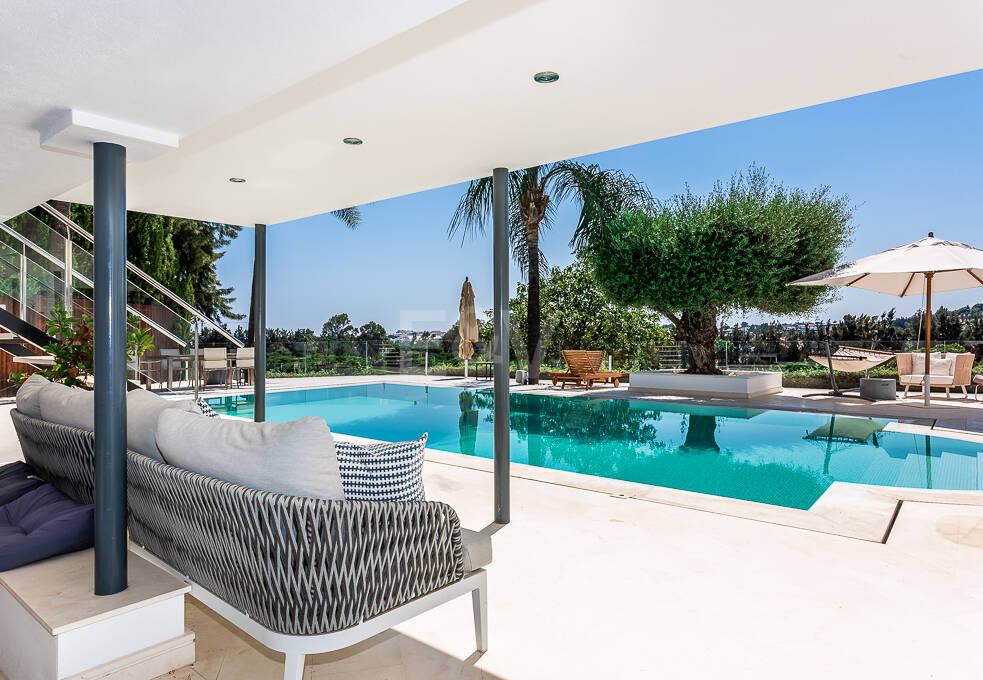 Zeitgenössische Golfvilla in Erster Linie mit Meerblick in Privater Wohnanlage