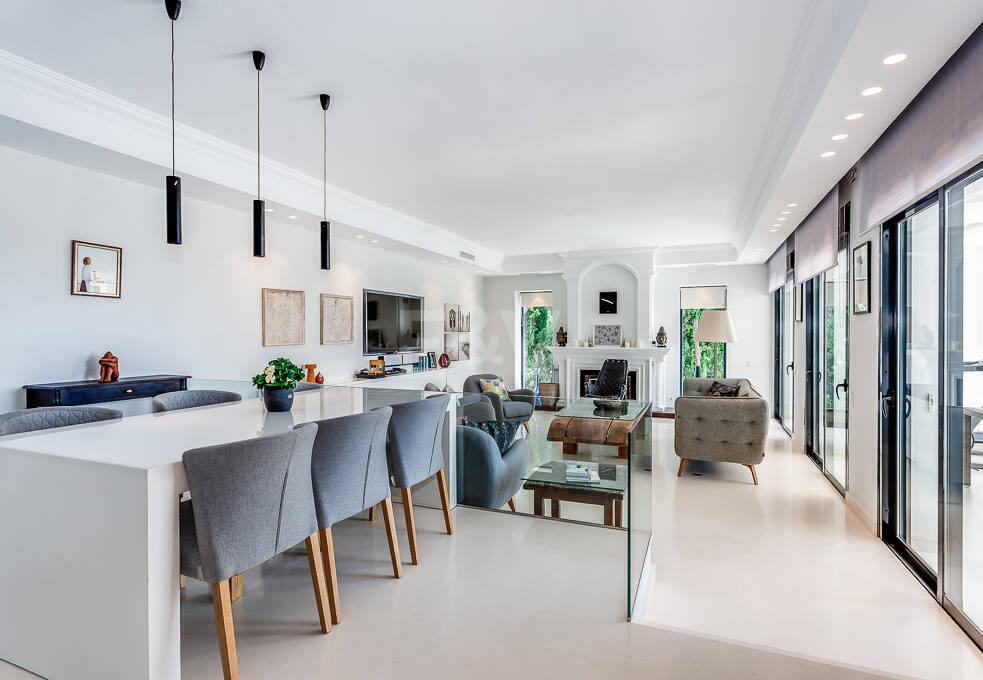 Zeitgenössische Golfvilla in Erster Linie mit Meerblick in Privater Wohnanlage