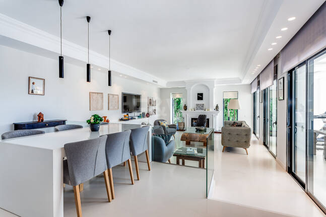 Zeitgenössische Golfvilla in Erster Linie mit Meerblick in Privater Wohnanlage