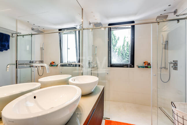 Zeitgenössische Golfvilla in Erster Linie mit Meerblick in Privater Wohnanlage