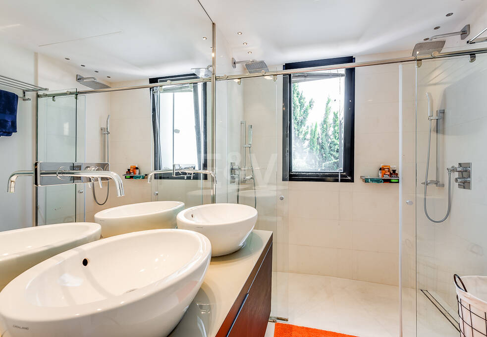 Zeitgenössische Golfvilla in Erster Linie mit Meerblick in Privater Wohnanlage