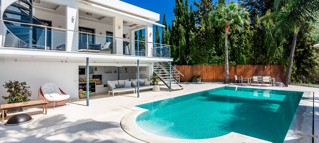 Modern frontline golf villa