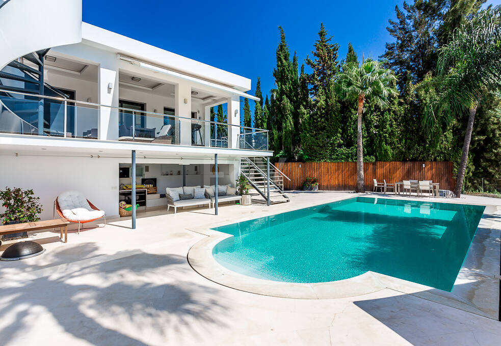 Zeitgenössische Golfvilla in Erster Linie mit Meerblick in Privater Wohnanlage